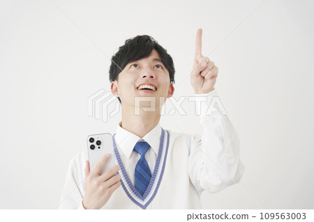 高中男孩拿著智慧型手機，向上指，白色背景 109563003