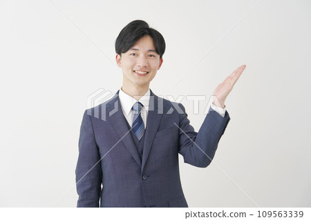 一個商人用他的手掌在白色背景上指向右邊 109563339