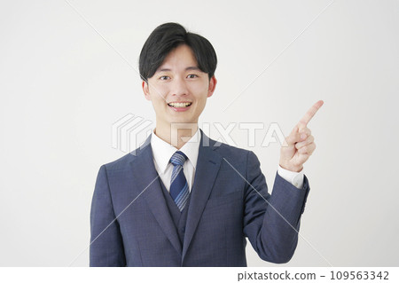 指向正確的白色背景的商人 109563342