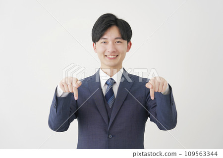 商人指向下方，白色背景 109563344