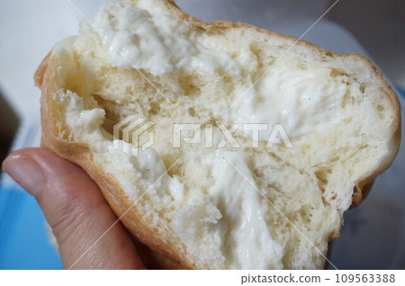 cream bread 109563388