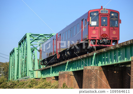 穿越釜川大橋的「琴琴列車」（平成築豐鐵道） 109564611