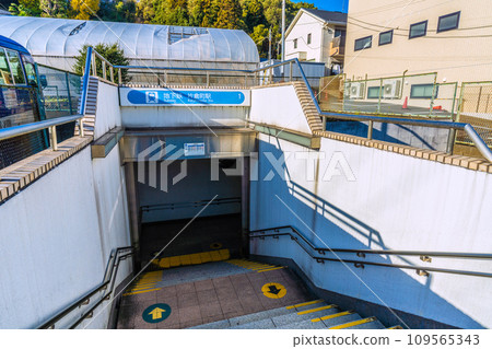 日本橫濱城市景觀，俯瞰橫濱市營地鐵片倉町站（1號出口）等 109565343