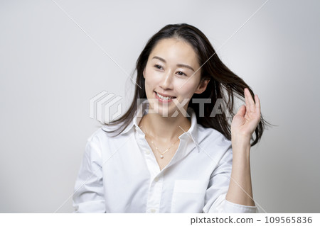 一位 30 多歲的女性看著相機的生活方式美容形象肖像 一位 30 多歲的女性看著相機的生活方式美容形象肖像 109565836