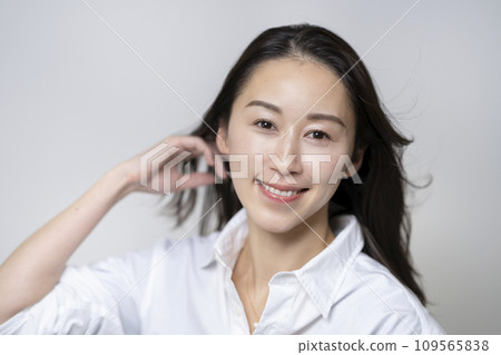 一位 30 多歲的女性看著相機的生活方式美容形象肖像 一位 30 多歲的女性看著相機的生活方式美容形象肖像 109565838
