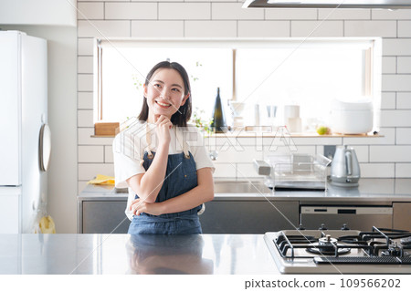 A woman thinking in the kitchen 109566202