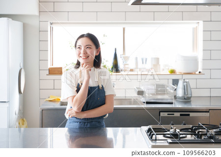 一個女人在廚房裡思考 一個女人在廚房裡思考 109566203