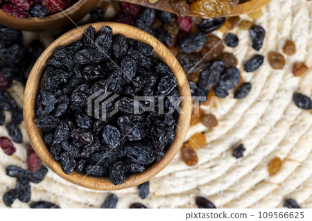 blue dry raisins for cooking desserts 109566625