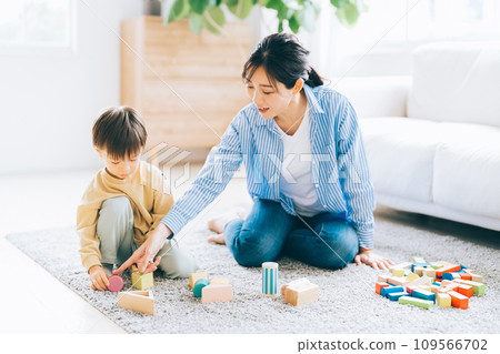 孩子和媽媽玩玩具 109566702