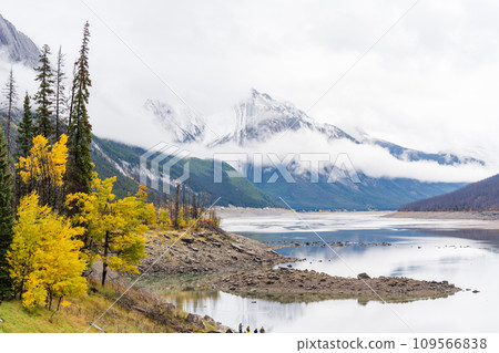 Medicine Lake in a cloudy autumn day. Jasper National Park, Canadian Rockies, Alberta, Canada. 109566838