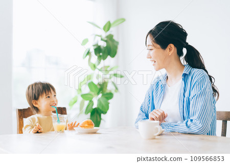 父母和孩子吃早餐 109566853
