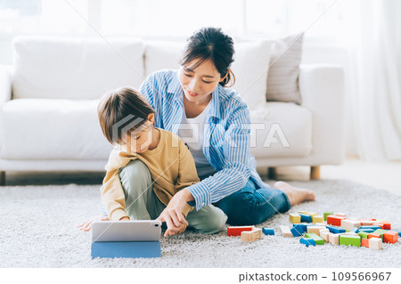 Child and mother looking at tablet 109566967
