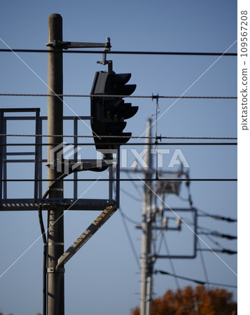 中繼交通燈和電話桿 中繼交通燈和電話桿 109567208