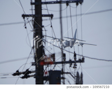 運輸機在電線桿後方飛行 運輸機在電線桿後方飛行 109567210