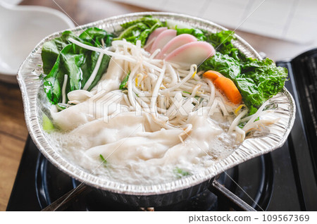 Boiled gyoza hot pot Boiled gyoza hot pot 109567369