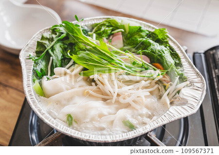 Boiled gyoza hot pot Boiled gyoza hot pot 109567371
