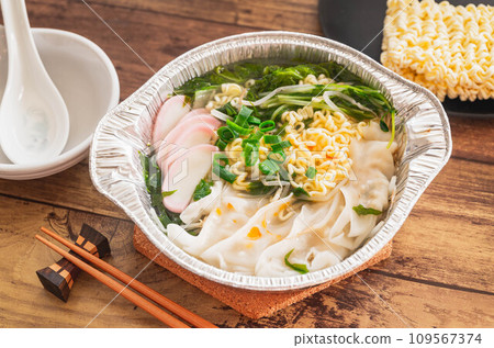 Gyoza hotpot with instant noodles Gyoza hotpot with instant noodles 109567374