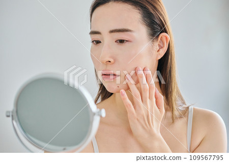 A woman in her 30s who is concerned about her laugh lines 109567795