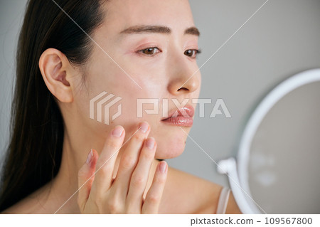 30多歲的女性，擔心自己的笑紋 109567800