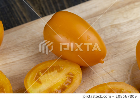 oval sweet yellow tomato, close up 109567809