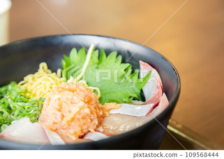 美味的海鮮蓋飯 美味的海鮮蓋飯 109568444