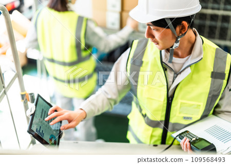 A male worker confirming the loading and unloading of goods 109568493