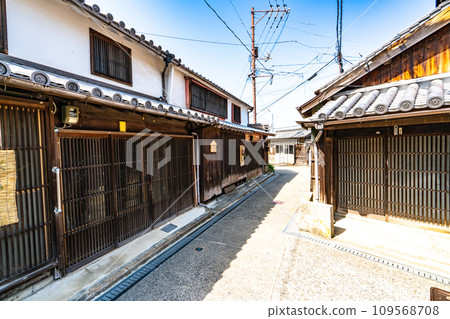 [Important Preservation District for Groups of Traditional Buildings] Toyomachi Mitarai, street 1 with Edo period townhouses, Kure City, Hiroshima Prefecture 109568708