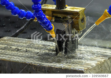 The EDM machine working with liquid coolant method. The EDM machine working with liquid coolant method. 109569667