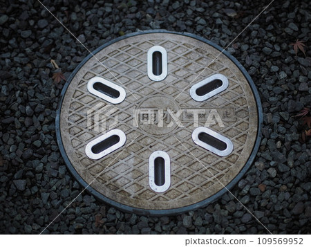 Preventing gravel from entering the rainwater tank 109569952