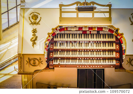 picture of pipe organ 109570072