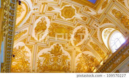 國王的房間配有閃閃發光的金色裝飾 109570227