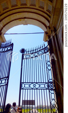 卡塞塔宮通往花園的大鐵門 109570229