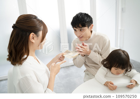 丈夫向妻子要更多零用錢的場景 109570250