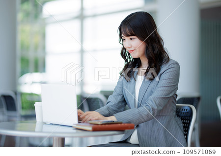 Woman teleworking in a cafe 109571069