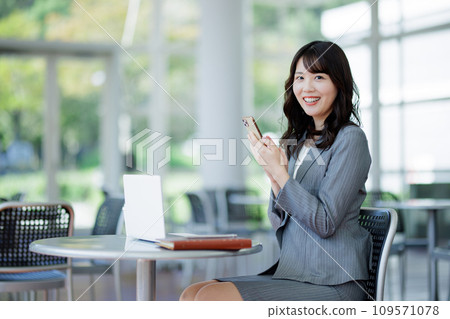 女人在一家咖啡館遠程辦公 女人在一家咖啡館遠程辦公 109571078