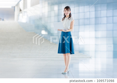 有筆記型電腦的年輕女商人 有筆記型電腦的年輕女商人 109571098