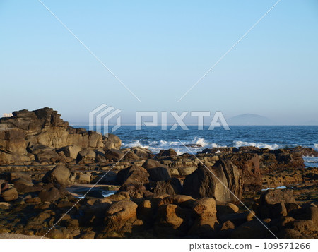 The rocky beach of Mooloolaba, Queensland, Sunshine Coast, Australia in the morning. 109571266