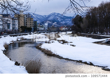 美麗的白雪覆蓋的中津川地區 俯瞰岩手山的中津川地區的冬景 109571444