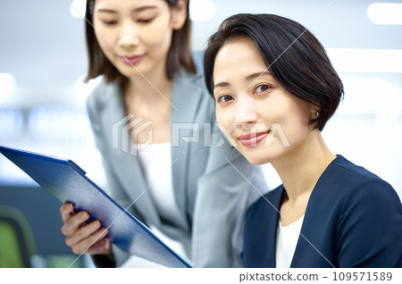 中階女商人在辦公室開會 109571589