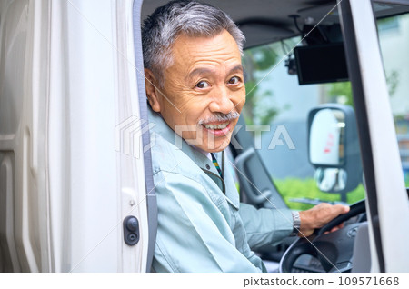 女司機繫安全帶 109571668