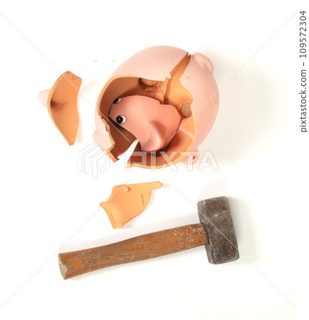 Hammer breaking piggy bank isolated Hammer breaking piggy bank isolated 109572304