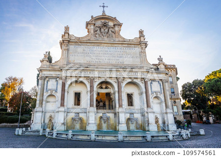 Fontana dell'Acqua Paola the big fountain in Rome at sunny daylight Fontana dell'Acqua Paola the big fountain in Rome at sunny daylight 109574561
