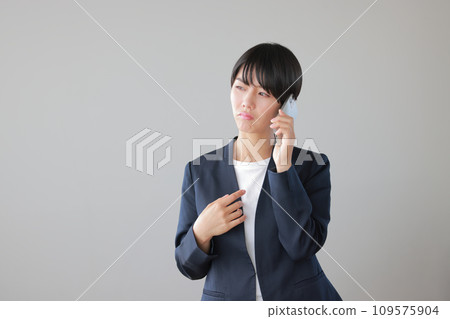 對來電者感到憤怒的女人 1 對來電者感到憤怒的女人 1 109575904