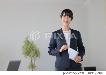 拿著平板電腦 1 走進辦公室的女商人 拿著平板電腦 1 走進辦公室的女商人 109575905
