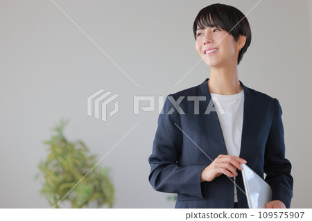 拿著平板電腦走在辦公室的女商人_特寫1 拿著平板電腦走在辦公室的女商人_特寫1 109575907