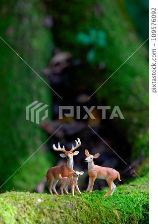 Deer parent and child figures Deer parent and child figures 109576092