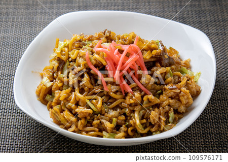 蕎麥麵。被稱為神戶市當地美食的菜餚。 109576171