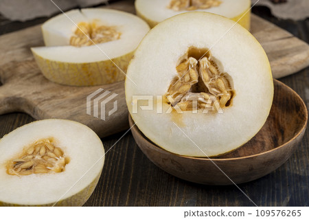 sliced sweet light yellow melon, close-up 109576265