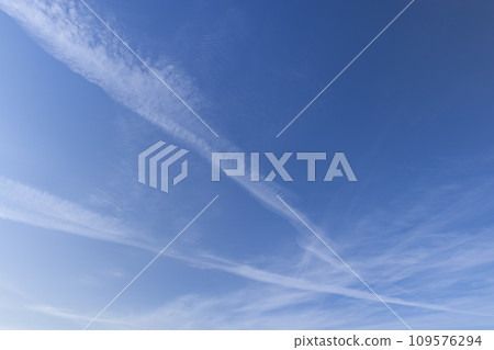 beautiful long cirrus clouds in the sky beautiful long cirrus clouds in the sky 109576294
