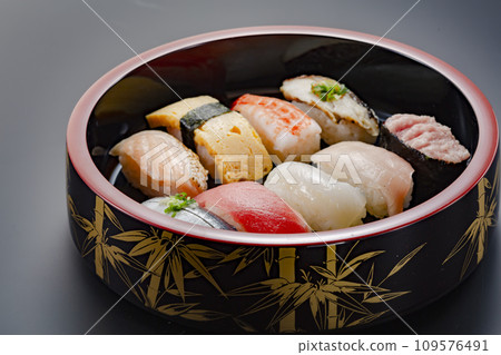 Delicious-looking sushi in a lacquered wooden bucket 109576491